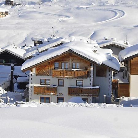 Alpen Royal con giardino e raggiungibile con gli sci ai piedi Aparthotel Livigno Esterno foto